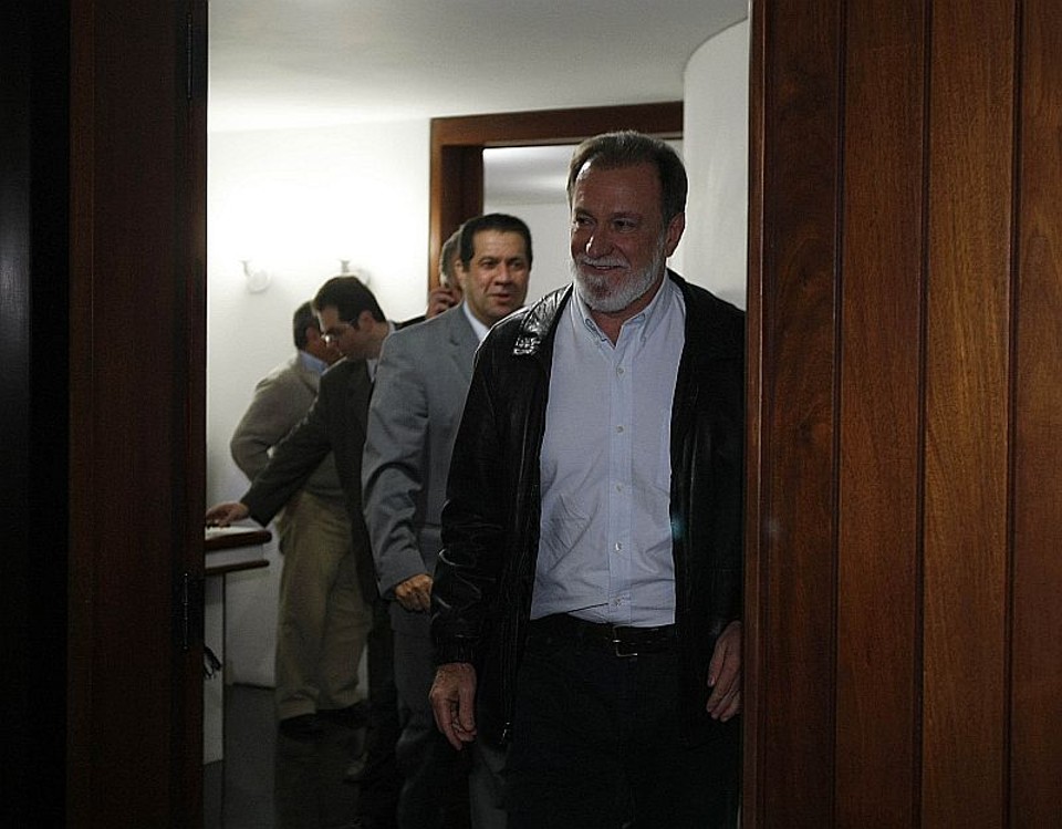 Osmar Dias, após reunião com o presidente do PDT, Carlos Lupi (à esquerda): decisão saiu na noite de ontem, véspera do prazo final para a definição das candidaturas | Pedro Serápio/ Gazeta do Povo