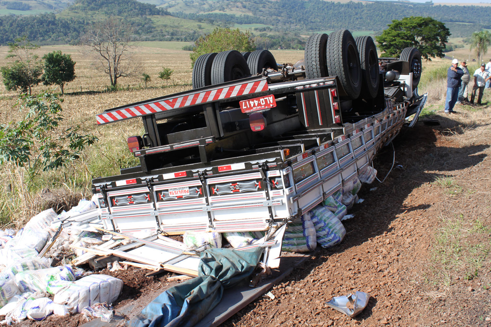 o caminhão carregado com fardos de açúcar seguia em direção a Campina da Lagoa quando o motorista perdeu o controle do veículo | Dirceu Portugal/Gazeta do Povo