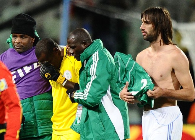 O goleiro Enyeama é consolado pelos nigerianos: falha custou a derrota | Jewel Samad/ AFP