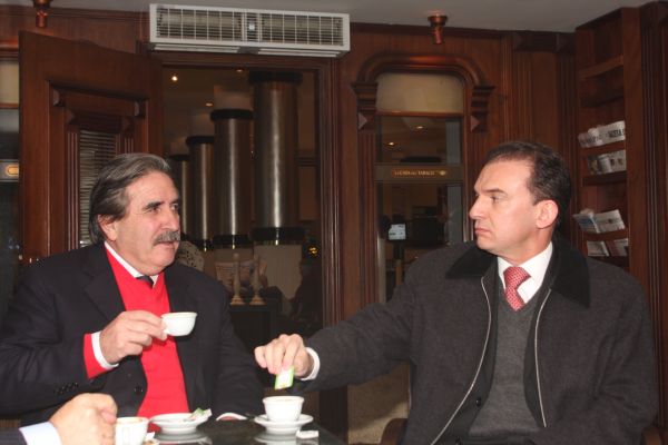 Os presidentes da OAB nacional, Ophir Cavalcante (à dir.), e da OAB-PR, José Lúcio Glomb, tomaram um cafezinho cívico no lobby bar do Hotel Bourbon antes de ir para a manifestação O Paraná que Queremos, realizada ontem na Boca Maldita. Também participou do bate-papo o advogado Alberto de Paula Machado, vice-presidente nacional da entidade e ex-presidente da seccional paranaense | Mauro Campos