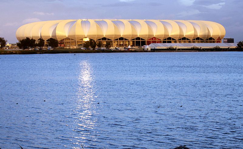O estádio Nelson Mandela Bay, às margens do Lago North End, em Port Elizabeth. | Denis Balibouse / Reuters