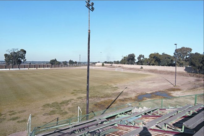 Centro de treinamentos do Mamelodi Sundowns, principal clube da África do Sul: campo esburacado, arquibancada sem várias tábuas e falta de equipamentos | Albari Rosa/ Gazeta do Povo enviado especial