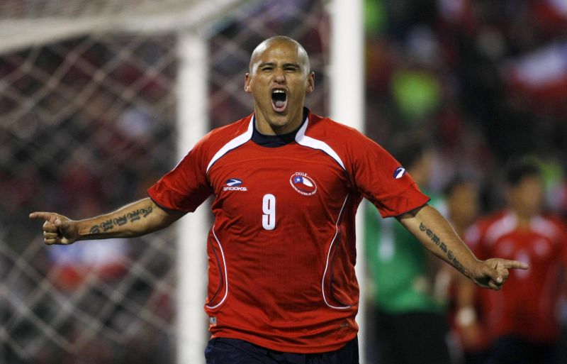Artilheiro das Eliminatória Sul-Americanas, Humberto Suazo pode ser titular contra o Brasil | Eliseo Fernandez / Reuters