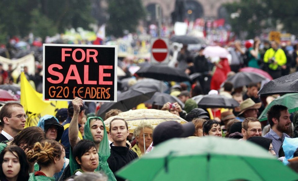 Manifestantes marcham pelas ruas debaixo de muita chuva em protesto contra os membros da cúpula do G-20 em Toronto, no Canadá | Christine Muschi / Reuters