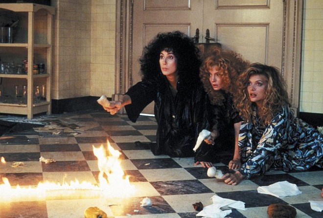 Cher (Alexandra), Susan Sarandon (Jane) e Michelle Pfeiffer (Sukie) viveram o trio de protagonistas em As Bruxas de Eastwick |