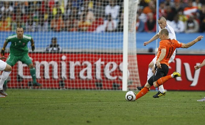 Todos sabem que Robben vai fazer essa jogada e ninguém consegue marcá-lo: como no Bayern de Munique, o camisa 11 corta para o meio e bate de esquerda para abrir o placar no jogo de ontem contra a Eslováquia |