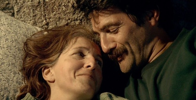 César Troncoso e Virginia Méndez em cena de O Banheiro do Papa |