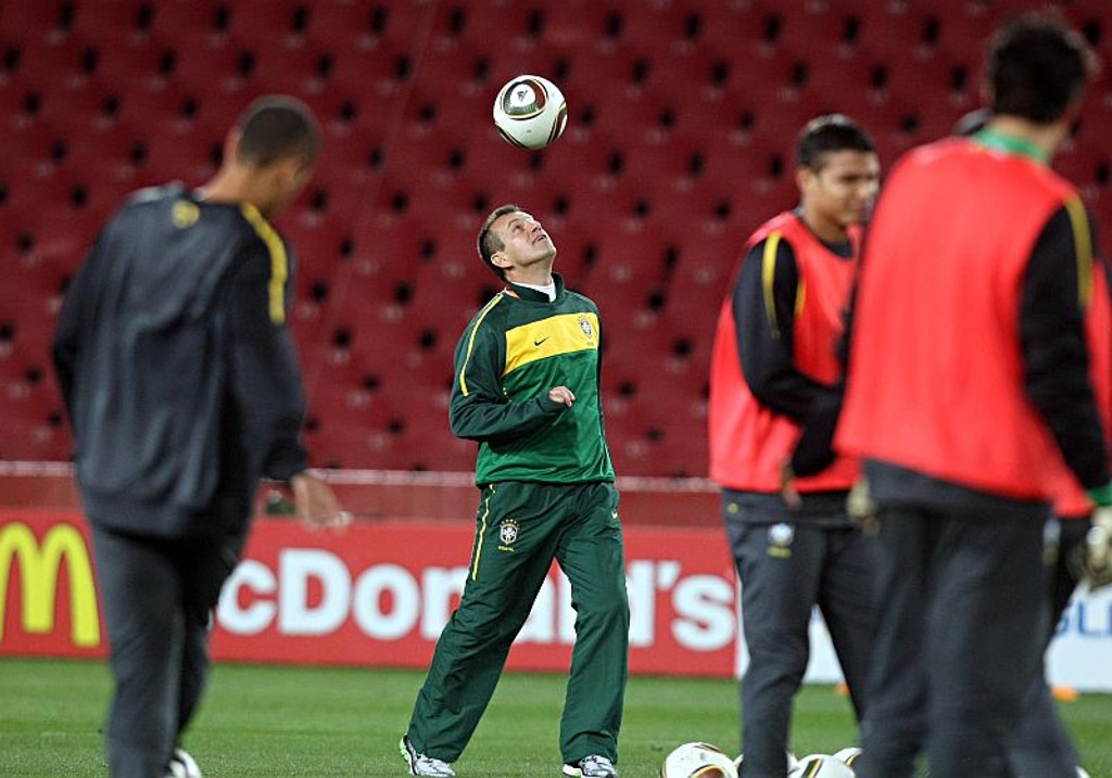 O técnico Dunga brinca com a bola no treino da seleção no Estádio Ellis Park, palco do jogo de hoje