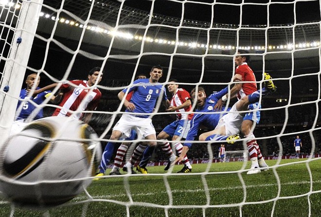O gol do volante De Rossi no segundo tempo salvou a Azzurra de uma derrota contra o Paraguai. Ele aproveitou a furada do goleiro Villar para se jogar e mandar a Jabulani para a rede | Karim Jaafar/ AFP