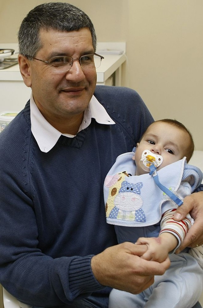 Alexandre Palma e o filho Gustavo, que se queimou com água quente |