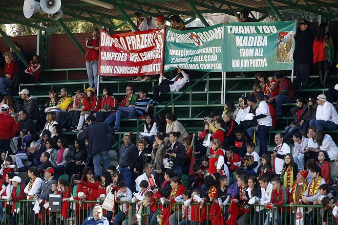 Torcida portuguesa lota as arquibancadas para assistir aos treinos dos reservas da equipe lusitana | 
