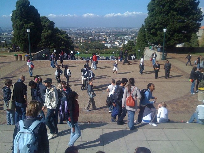 A tolerância racial no campus da universidade é apenas aparente: diferentes grupos étnicos não interagem no dia a dia |
