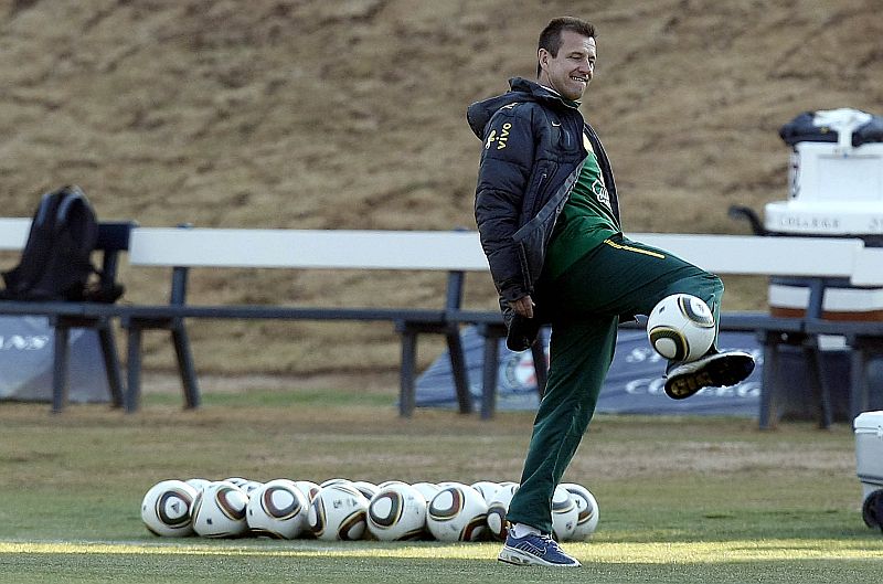 Dunga e a brincadeira de esconde-esconde com a imprensa: virou diversão para o técnico. | Valterci Santos/ Gazeta do Povo enviado especial