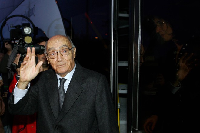O escritor José Saramago no dia do seu aniversário de 84 anos em 2006 |