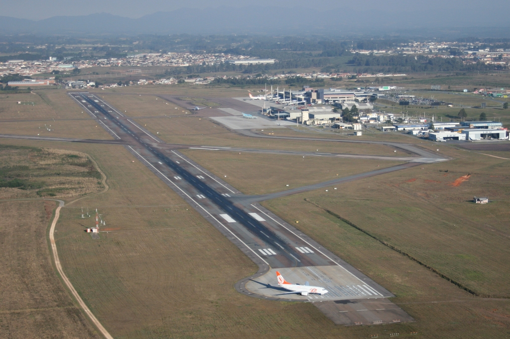 No Aeroporto Afonso Pena, na região metropolitana de Curitiba, são feitos 18 pedidos de pousos e decolagens por hora, mas capacidade é de atender 14 movimentações | Divulgacão/ Gazeta do Povo