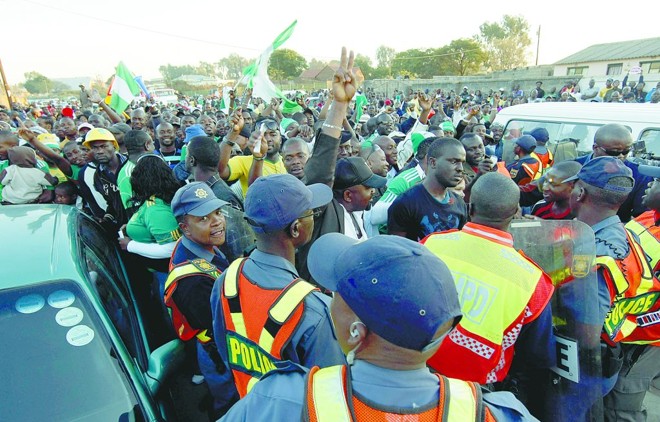 Portão fechado provocou protesto e tumulto dos torcedores nigerianos: o saldo foi de 20 feridos |