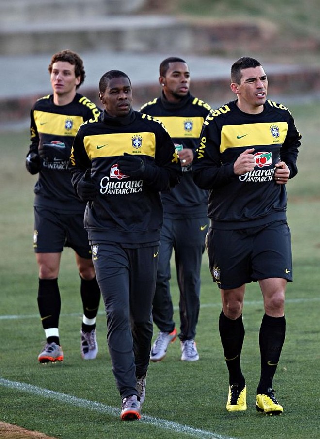 Juan e Lúcio correm à frente de Elano e Robinho durante treino leve em Johannesburgo. Zagueiros se conhecem desde 2002, quando jogaram juntos no Bayer Leverkusen, da Alemanha | Valterci Santos/Gazeta do Povo enviado especial