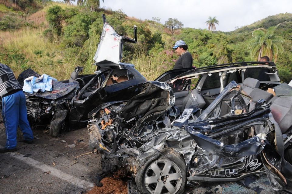 Carros foram atingidos por carreta que levava bobinas de aço | Sidney Lopes/Estado de Minas