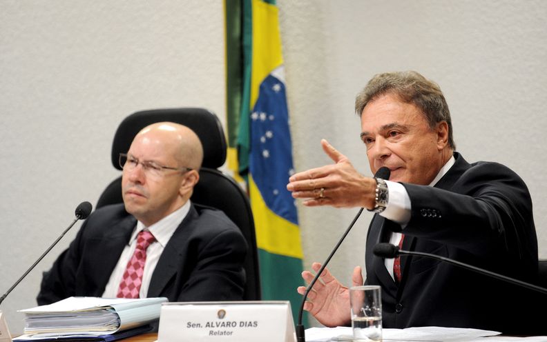 O relator do projeto de lei que altera a Lei Pelé e revoga a lei que trata das relações de trabalho do atleta profissional de futebol , senador Alvaro Dias, fala na reunião conjunta de quatro comissões do Senado para analisar a matéria | Agência Brasil