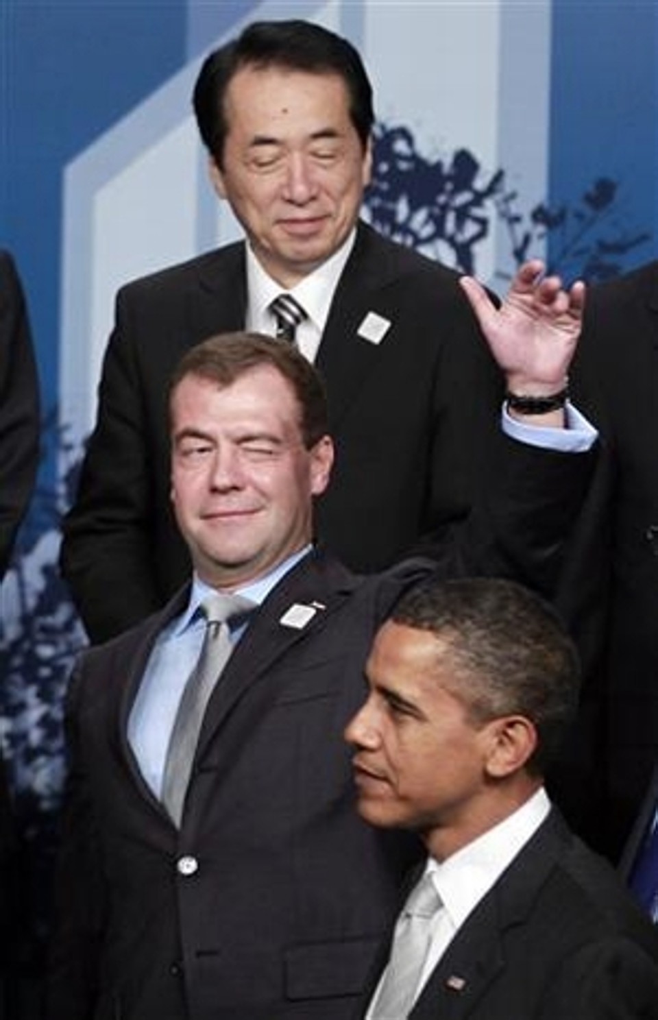 O presidente russo, Dmitry Medvedev, pisca e acena em foto com o premiê japonês, Naoto Kan, e o presidente dos EUA, Barack Obama, na cúpula do G20 em Toronto, 27 de junho de 2010 | Reuters