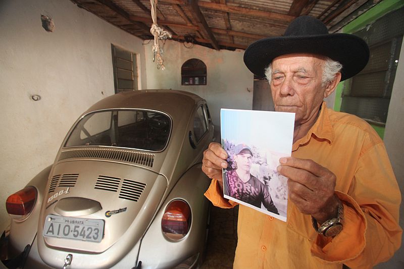 Pai com a foto de Eleomar Pelizari, 35 anos, morto há uma semana em Paris | Dirceu Portugal/Gazeta do Povo