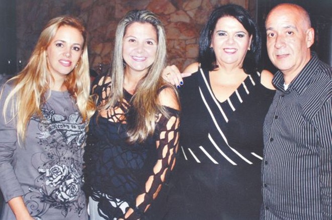 EVENTO DE SUCESSO -O cineasta Tiomkim, um dos grandes valores do Paraná, após a apresentação de sua aplaudida produção Veludo Azul das Araucárias, que aconteceu no restaurante Madero, recebeu os cumprimentos das elegantes Loresa Schwartz, Fabiane Karam e Esther Maria Braga Cortes |