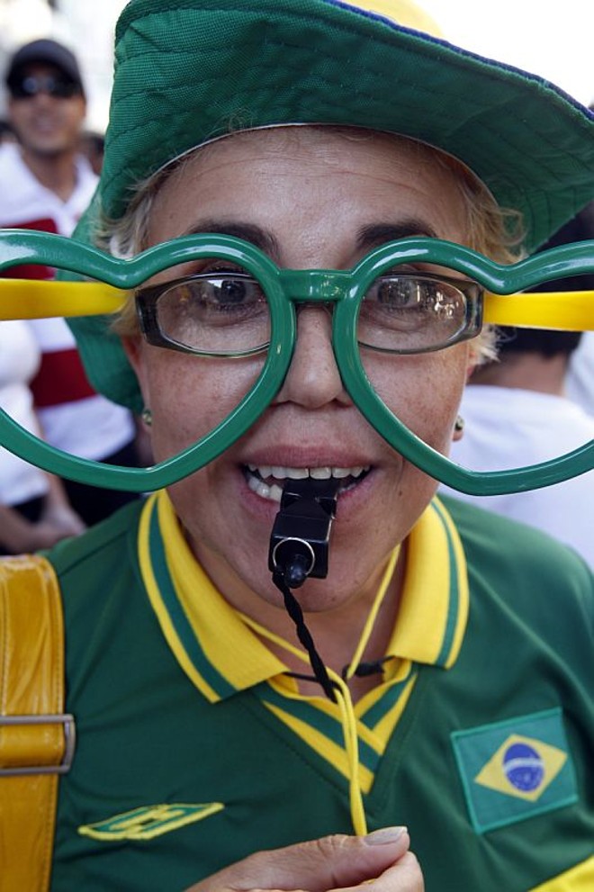 A comerciante Sílvia Regina Camilo, de 45 anos, era uma das fantasiadas que se destacavam na Boca Maldita. Com óculos gigantes e muita animação, ela resolveu deixar o marido e os dois filhos em casa para torcer com o povão na XV. 