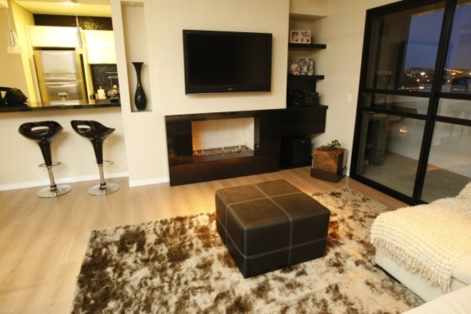 A lareira na casa de Rudinei Belinkevicius é a gás e traz aconchego ao ambiente da sala |