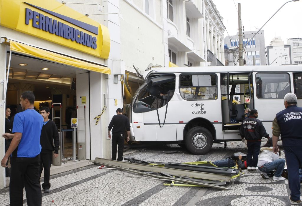 Ônibus da linha Colombo/CIC acidentado na Praça Tiradentes: falha mecânica é a principal linha da investigação policial | Jonathan Campos/Gazeta do Povo