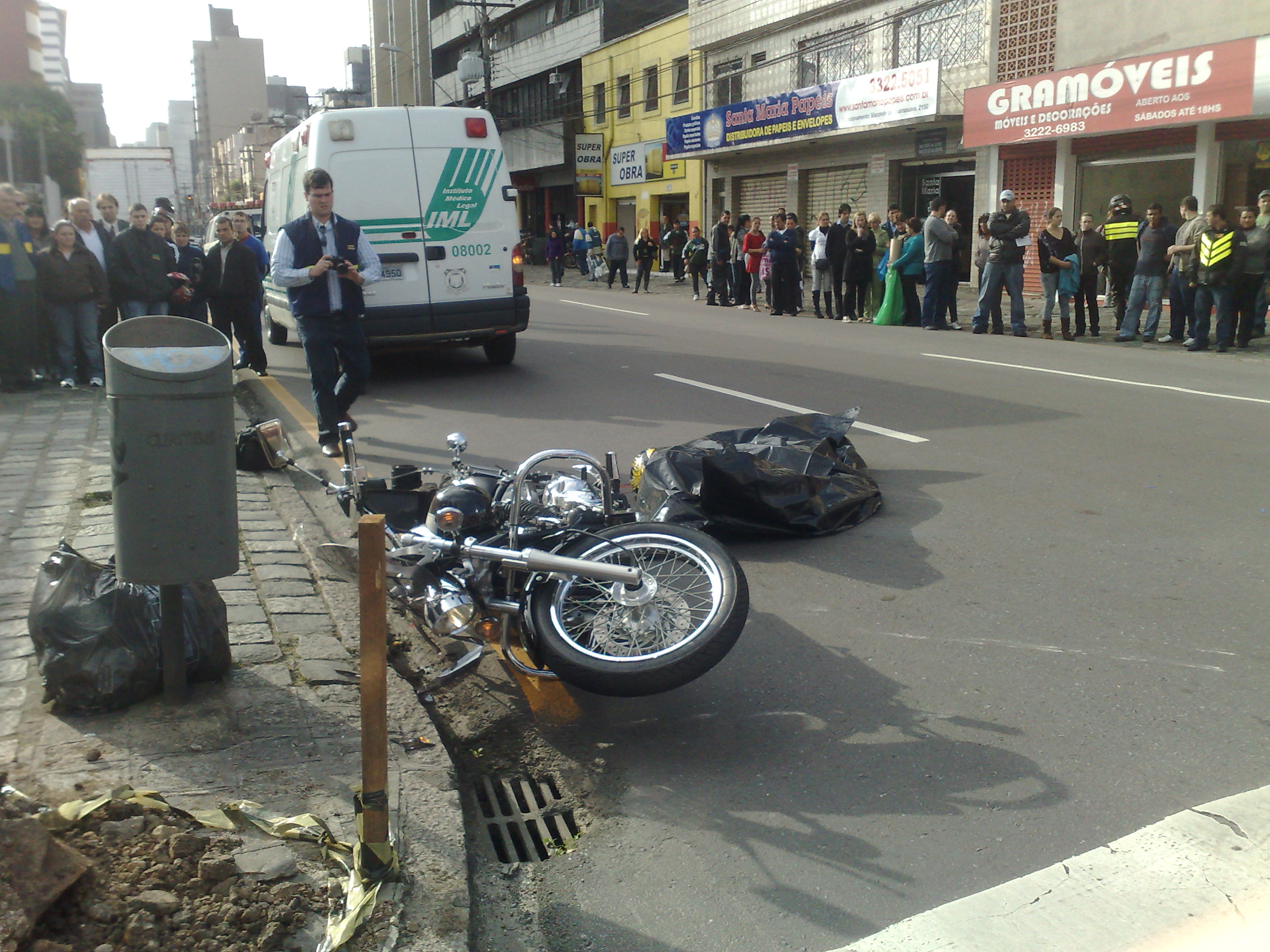 Motoqueiro não resisitiu ao acidente que também envolveu um caminhão no Centro de Curitiba | Felippe Aníbal / Gazeta do Povo