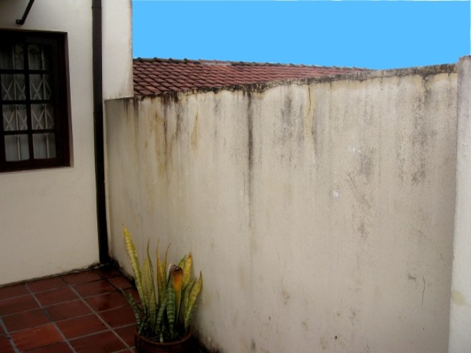 Sem o acabamento com rufo, em pouco tempo o muro fica com aspecto envelhecido. Antes de instalar o produto, é preciso impermeabilizar e repintar |