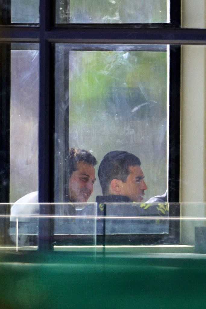 Júlio César (esq.) ao lado do zagueiro Lúcio: goleiro foi o único que teve dia de trabalho na África do Sul | Fabrice Coffrini/AFP