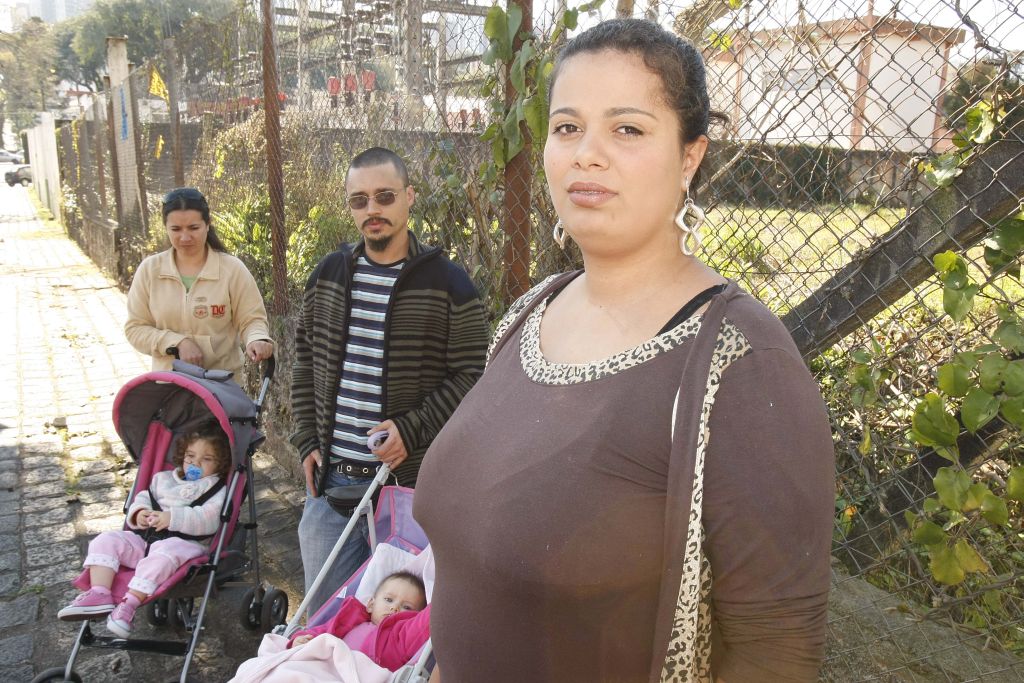 O poder público pensa que quem vive nestas regiões é rico e não precisa de serviços essenciais.
Mas isso não é verdade, Anna Carolina Antunes da Silva, mãe de três filhos e moradora do Água Verde | Ivonaldo Alexandre/Gazeta do Povo