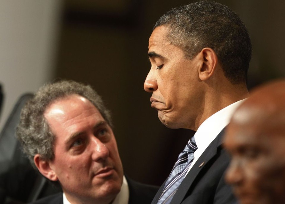 Presidente Barack Obama fala som seu assessor Michael Froman, durante sessão com os líderes do G-8, em Ontário, no Canadá | Jason Reed / AFP Photo