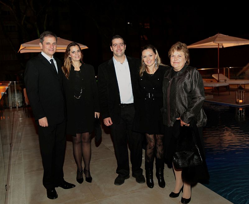 Um dos edifícios mais luxuosos da cidade, o Residencial Éden foi inaugurado nesta quinta-feira, na Rua Carneiro Lobo, no Batel. Na foto, o arquiteto Flávio Schiavon (que assina o projeto), sua mulher Vanessa (ambos à esq.), Gabriel Raad, diretor da construtora Laguna, Juliana Longo Raad, sua mulher, e sua mãe Maria Bernadete Demeterco Raad | Julio Cesar Souza
