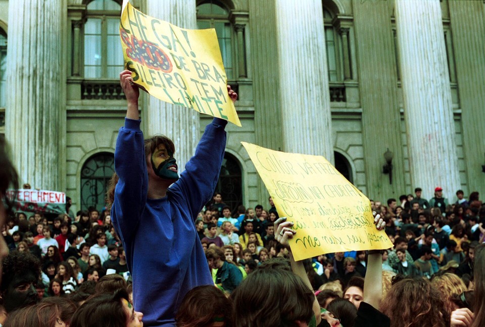 Caras-pintadas em manifestação diante do prédio central da UFPR: estudantes pedem o impeachment do presidente Collor | Antônio Costa/Arquivo/Gazeta do Povo