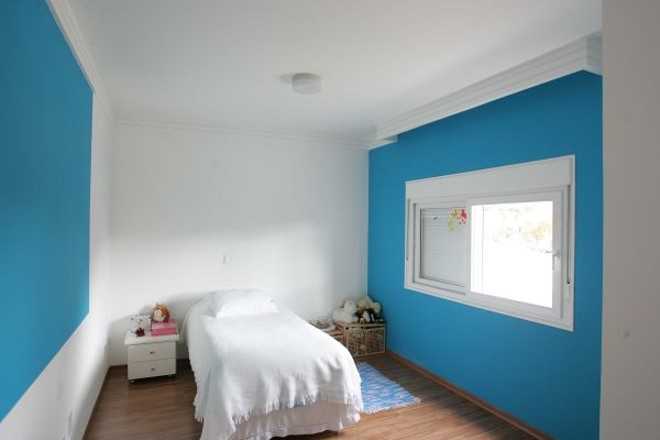 Sensação de aconchego -Na casa da farmacêutica Cynthia Bordim tem gesso por toda a parte. As sancas aparecem nos quartos, banheiro, cozinha, lavabo e escritório. Nas salas, o trabalho com gesso é maior. O teto foi rebaixado e instaladas lâmpadas dicroicas para fazer a iluminação. Para ela, os cômodos ganharam uma aparência mais agradável.