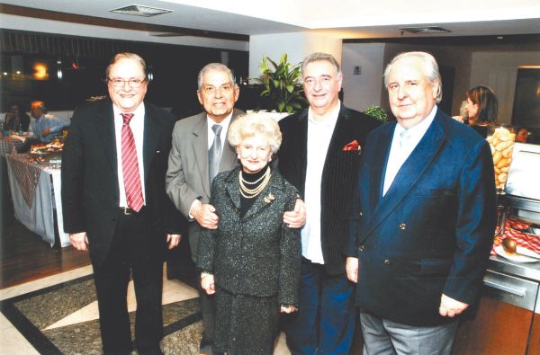 GRATA HOMENAGEM -A Confraria dos Super Gourmets, que tem à frente Romualdo Denega, realizou concorrido jantar no Hotel Sheraton Four Points, ocasião em que nos prestou emocionante homenagem. Na foto, a jornalista entre os amigos Fernando Miranda, Jayme Canet Junior, Romualdo Denega e Rubens Pinho |