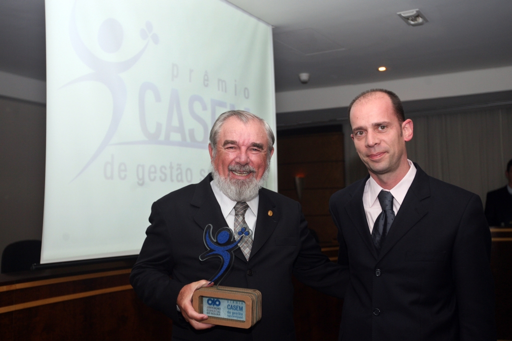 Carlos Gusso, da Risotolândia, recebe o prêmio de Niasi Ramos Filho, do Casem | Divulgação