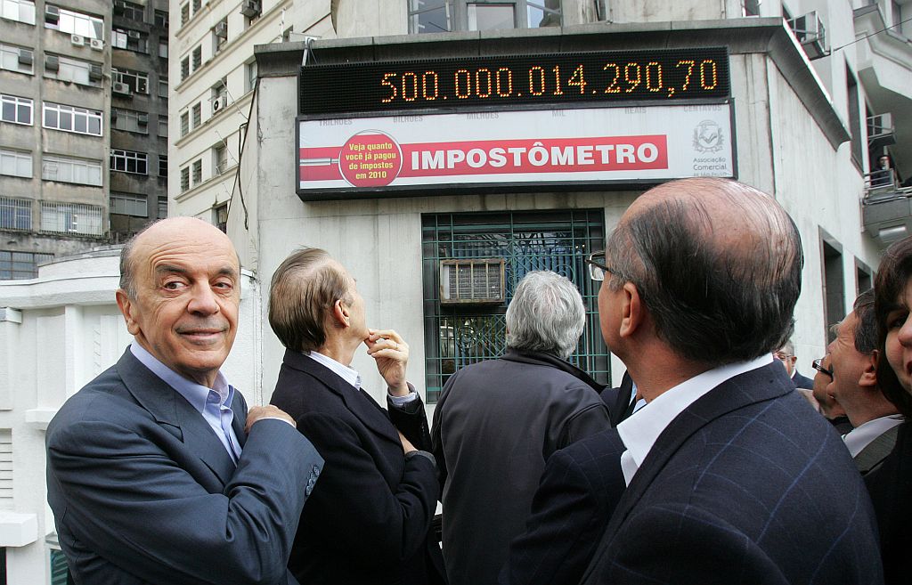 José Serra acompanha painel que mede quanto é arrecadado em impostos no país | José Luís da Conceição/AE
