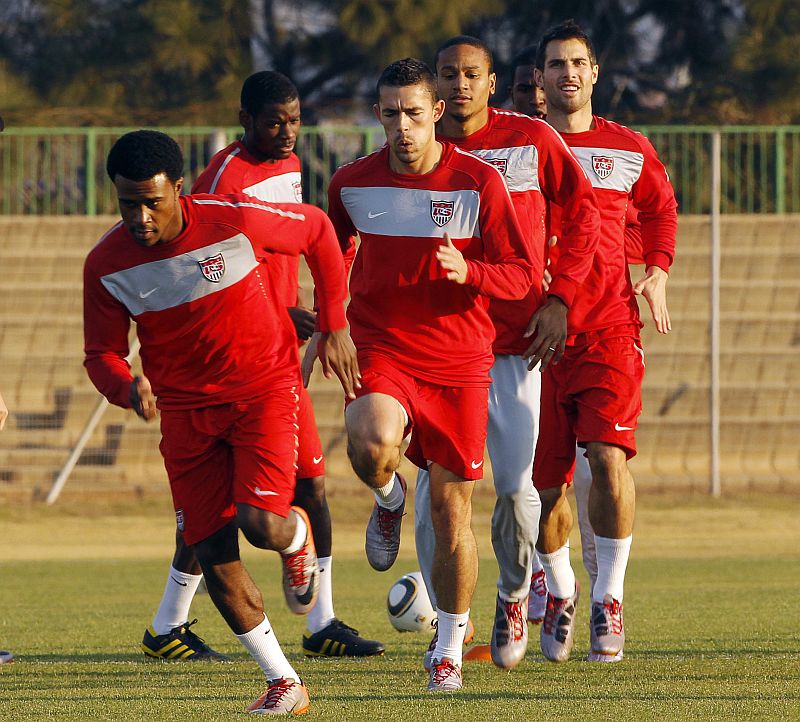 Jogadores dos EUA durante treino na véspera do jogo com a Argélia | Brian Snydert/ Reuters