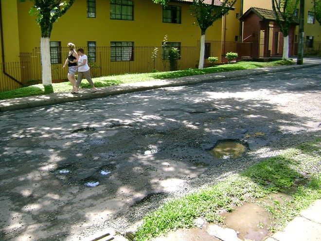 Rua Robert Redzimski, no Campo Comprido: apesar da reclamação,nada foi feito | 