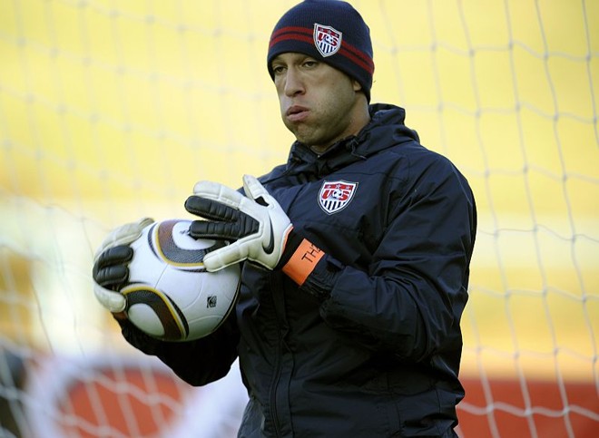 O goleiro Tim Howard, dos EUA, foi um dos destaques da seleção no empate com a Inglaterra e estará novamente em campo no duelo com a Eslovênia | Timothy A. Clary/ AFP