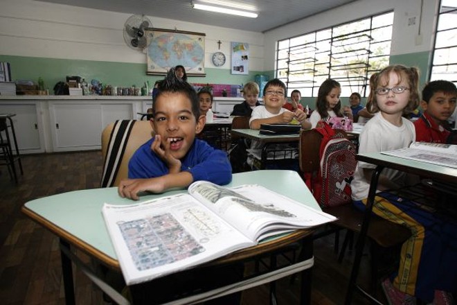Bruce está no ensino regular desde a creche e foi incluído no futebol pelos amigos | 