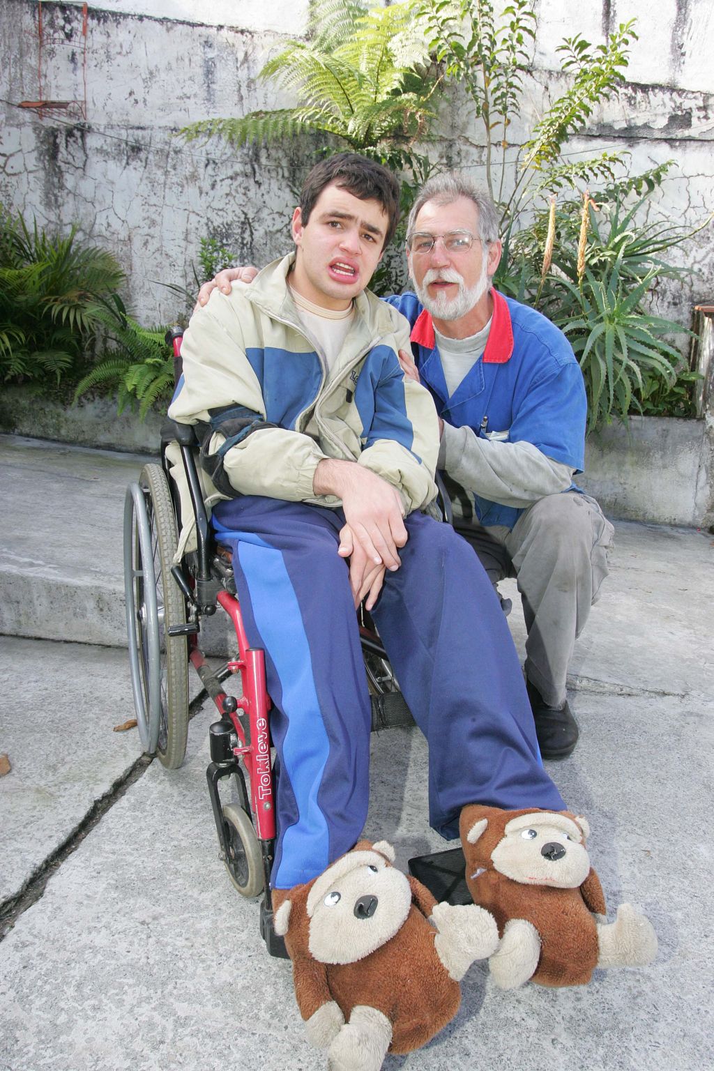 Eu não sou nenhum herói. O que eu fiz não é um ato de heroísmo, mas assumir a responsabilidade empenhada por Deus. Ele, o Vitor, é o herói. Os médicos dizem que o amor dele faz com que ele esteja vivo, Adolfo Celso Guidi, mecânico que largou o emprego e desenvolveu um tratamento para o filho Vitor, 21 anos, portador de uma doença degenerativa e hereditária, a Gangliosidose GM1 tipo 2 | Ivonaldo Alexandre/Gazeta do Povo