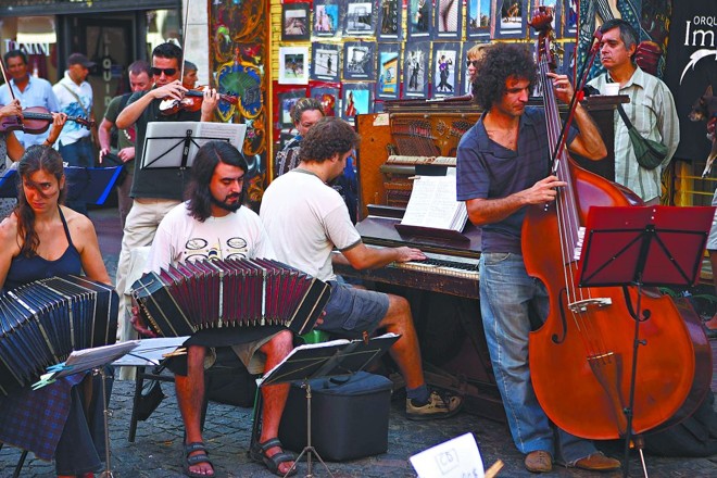 Músicos se apresentam em rua de Buenos Aires: o tradicional e o contemporâneo se misturam a todo instante |
