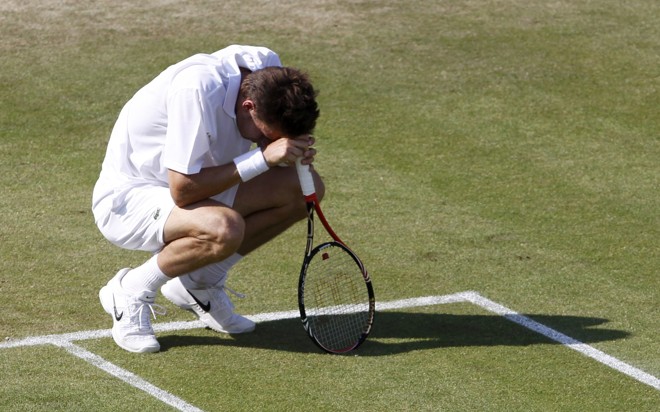 Nicolas Mahut exausto durante a partida |