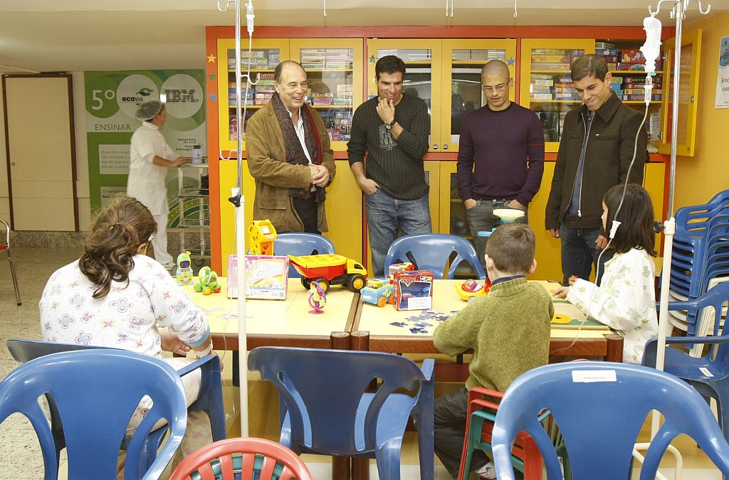 O ex-atleticano Paulo Rink, o ex-alviverde Alex e o ex-paranista Ricardinho durante visita ao Hospital Pequeno Príncipe, em Curitiba | Daniel Castellano/ Gazeta do Povo