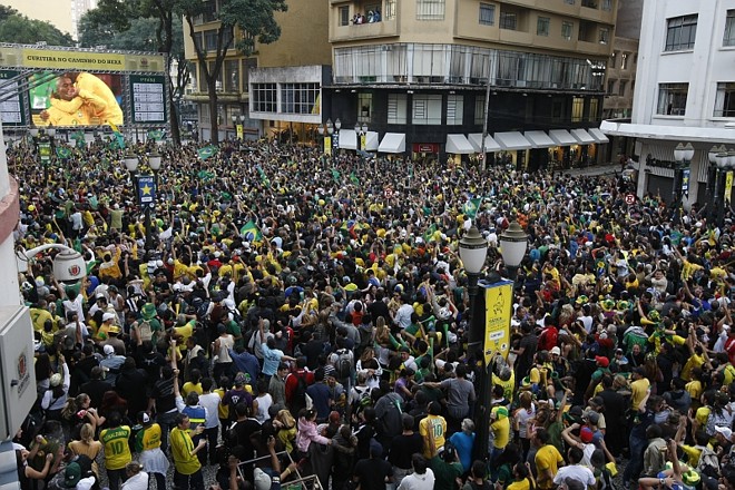 Vista geral da torcida aglomerada ao redor do telão instalado na Boca Maldita no momento da abertura do placar em Johannesburgo com gol do lateral Maicon | 