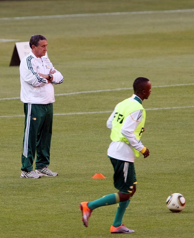 Carlos Alberto Parreira, técnico da África do Sul, observa o time no treino de reconhecimento do gramado no Soccer City |